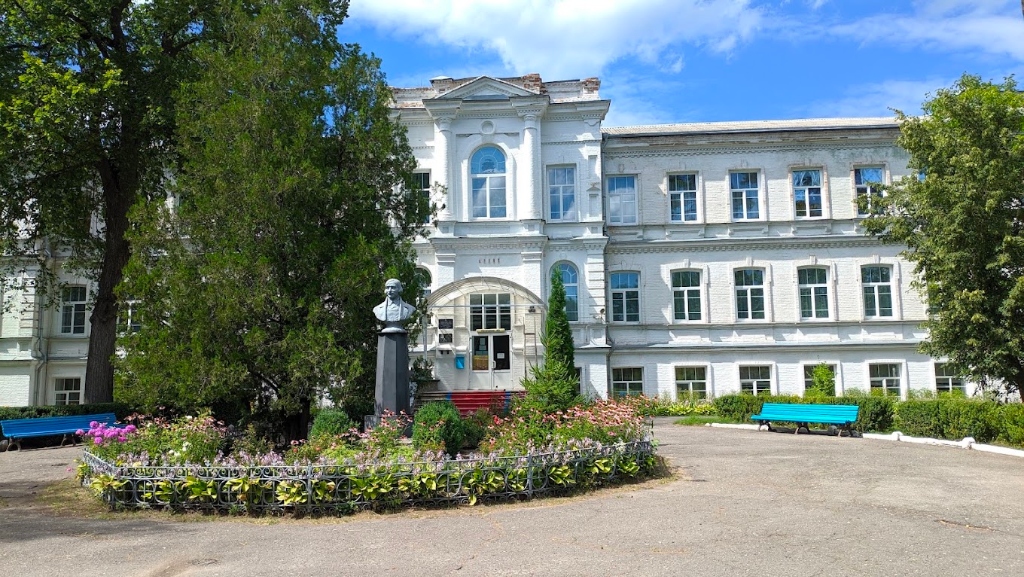 Офіційне фото будівлі Великосорочинського ліцею Полтавської обласної ради